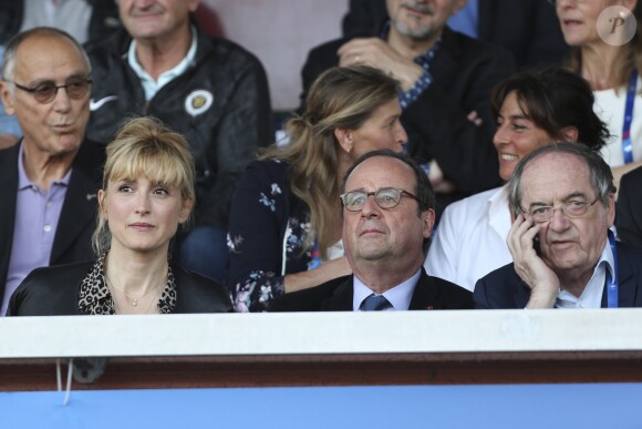 François Hollande et sa compagne Julie Gayet, Noël Le Graët (président de la FFF) assistent au match amical féminin de football entre la France et la Chine à Créteil le 31 mai 2019. La France a remporté le match sur le score de 2 buts à 1. A l'occasion de la coupe du monde féminine de foot qui se tiendra en France du 7 juin au 7 juillet, TF1 rediffuse d'ailleurs ce samedi 1er janvier, le précédent documentaire produit par Julie Gayet et déjà consacré au foot, et plus particulièrement au parcours des Bleues avant cette coupe du monde, intitulé Le Moment de briller : les Bleues en route vers le Mondial. © Michael Baucher/Panoramic/Bestimage  François Hollande and his girlfriend Julie Gayet attend the women's football match between France and China in Créteil on May 31, 2019. France won the match with a score of 2 goals to 1. On the occasion of the Women's Football World Cup to be held in France from June 7 to July 7, TF1 rebroadcast this Saturday, January 1, the previous documentary produced by Julie Gayet and already devoted to football, and more particularly at the Bleues course before this world cup, entitled The moment to shine: the Blue on the way to the World Cup.31/05/2019 - Créteil