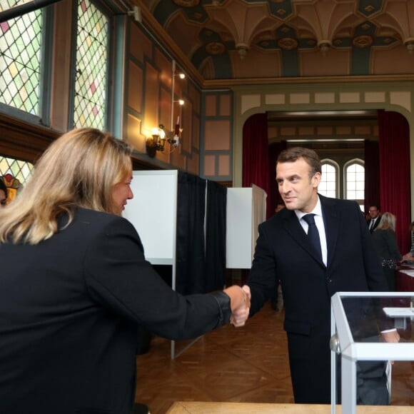 Le président de la république, Emmanuel Macron et la première dame Brigitte Macron votent pour les élections européennes au Touquet, le 26 mai 2019. © Franck Crusiaux / Pool / Bestimage