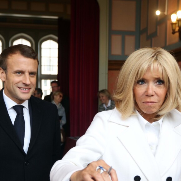 Le président de la république, Emmanuel Macron et la première dame Brigitte Macron votent pour les élections européennes au Touquet, le 26 mai 2019. © Franck Crusiaux / Pool / Bestimage