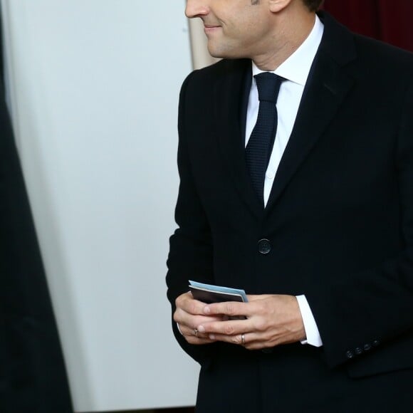 Le président de la république, Emmanuel Macron et la première dame Brigitte Macron votent pour les élections européennes au Touquet, le 26 mai 2019. © Franck Crusiaux / Pool / Bestimage