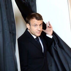 Le président de la république, Emmanuel Macron et la première dame Brigitte Macron votent pour les élections européennes au Touquet, le 26 mai 2019. © Franck Crusiaux / Pool / Bestimage