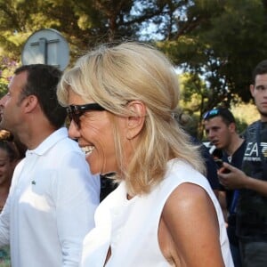 Emmanuel Macron et Brigitte Macron viennent à la rencontre des nombreux vacanciers devant le Fort de Brégançon à Bormes-les-Mimosas, France, le 7 août 2018. Le couple présidentiel prend le temps d'échanger, de faire des photos et de saluer les nombreuses personnes venues devant le portail du fort. © Dominique Jacovides - Cyril Moreau/Bestimage