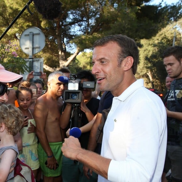 Emmanuel Macron et Brigitte Macron viennent à la rencontre des nombreux vacanciers devant le Fort de Brégançon à Bormes-les-Mimosas, France, le 7 août 2018. Le couple présidentiel prend le temps d'échanger, de faire des photos et de saluer les nombreuses personnes venues devant le portail du fort. © Dominique Jacovides - Cyril Moreau/Bestimage