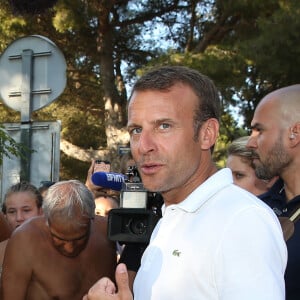 Emmanuel Macron et Brigitte Macron viennent à la rencontre des nombreux vacanciers devant le Fort de Brégançon à Bormes-les-Mimosas, France, le 7 août 2018. Le couple présidentiel prend le temps d'échanger, de faire des photos et de saluer les nombreuses personnes venues devant le portail du fort. © Dominique Jacovides - Cyril Moreau/Bestimage