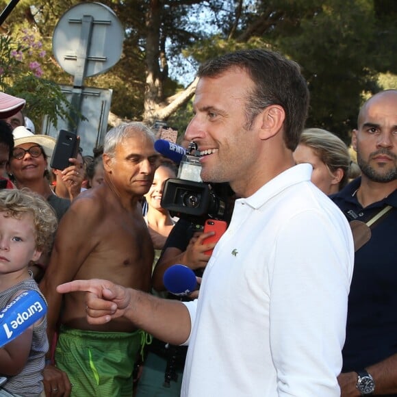 Emmanuel Macron et Brigitte Macron viennent à la rencontre des nombreux vacanciers devant le Fort de Brégançon à Bormes-les-Mimosas, France, le 7 août 2018. Le couple présidentiel prend le temps d'échanger, de faire des photos et de saluer les nombreuses personnes venues devant le portail du fort. © Dominique Jacovides - Cyril Moreau/Bestimage