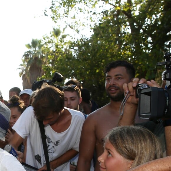 Emmanuel Macron et Brigitte Macron viennent à la rencontre des nombreux vacanciers devant le Fort de Brégançon à Bormes-les-Mimosas, France, le 7 août 2018. Le couple présidentiel prend le temps d'échanger, de faire des photos et de saluer les nombreuses personnes venues devant le portail du fort. © Dominique Jacovides - Cyril Moreau/Bestimage