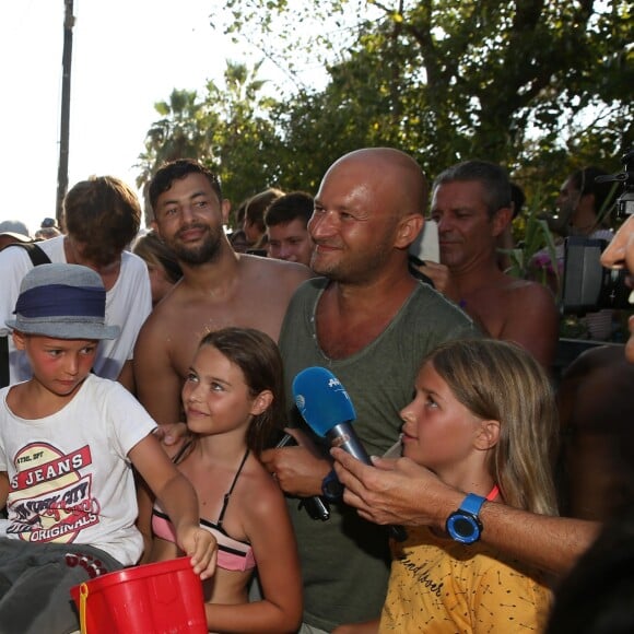 Emmanuel Macron et Brigitte Macron viennent à la rencontre des nombreux vacanciers devant le Fort de Brégançon à Bormes-les-Mimosas, France, le 7 août 2018. Le couple présidentiel prend le temps d'échanger, de faire des photos et de saluer les nombreuses personnes venues devant le portail du fort. © Dominique Jacovides - Cyril Moreau/Bestimage