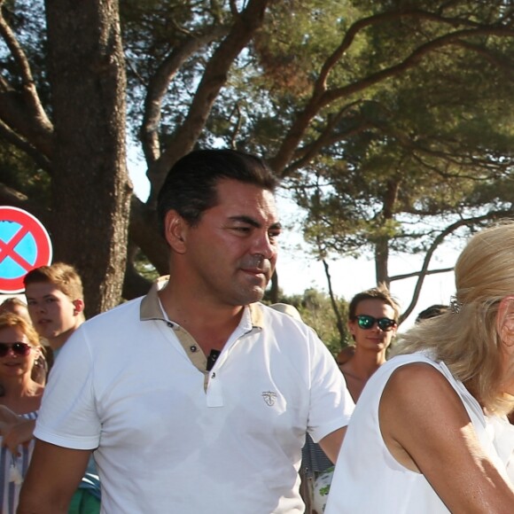 Emmanuel Macron et Brigitte Macron viennent à la rencontre des nombreux vacanciers devant le Fort de Brégançon à Bormes-les-Mimosas, France, le 7 août 2018. Le couple présidentiel prend le temps d'échanger, de faire des photos et de saluer les nombreuses personnes venues devant le portail du fort. © Dominique Jacovides - Cyril Moreau/Bestimage