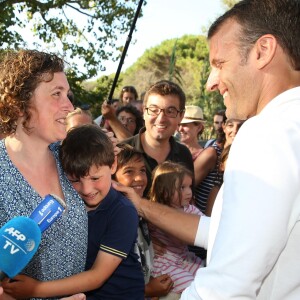 Emmanuel Macron et Brigitte Macron viennent à la rencontre des nombreux vacanciers devant le Fort de Brégançon à Bormes-les-Mimosas, France, le 7 août 2018. Le couple présidentiel prend le temps d'échanger, de faire des photos et de saluer les nombreuses personnes venues devant le portail du fort. © Dominique Jacovides - Cyril Moreau/Bestimage