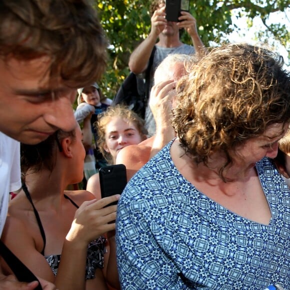 Emmanuel Macron et Brigitte Macron viennent à la rencontre des nombreux vacanciers devant le Fort de Brégançon à Bormes-les-Mimosas, France, le 7 août 2018. Le couple présidentiel prend le temps d'échanger, de faire des photos et de saluer les nombreuses personnes venues devant le portail du fort. © Dominique Jacovides - Cyril Moreau/Bestimage