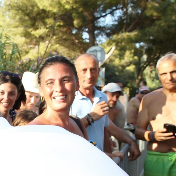 Emmanuel Macron et Brigitte Macron viennent à la rencontre des nombreux vacanciers devant le Fort de Brégançon à Bormes-les-Mimosas, France, le 7 août 2018. Le couple présidentiel prend le temps d'échanger, de faire des photos et de saluer les nombreuses personnes venues devant le portail du fort. © Dominique Jacovides - Cyril Moreau/Bestimage