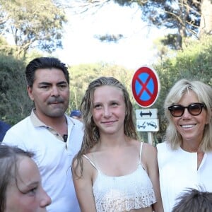 Emmanuel Macron et Brigitte Macron viennent à la rencontre des nombreux vacanciers devant le Fort de Brégançon à Bormes-les-Mimosas, France, le 7 août 2018. Le couple présidentiel prend le temps d'échanger, de faire des photos et de saluer les nombreuses personnes venues devant le portail du fort. © Dominique Jacovides - Cyril Moreau/Bestimage