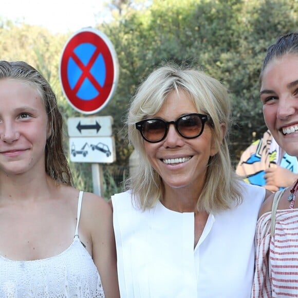 Emmanuel Macron et Brigitte Macron viennent à la rencontre des nombreux vacanciers devant le Fort de Brégançon à Bormes-les-Mimosas, France, le 7 août 2018. Le couple présidentiel prend le temps d'échanger, de faire des photos et de saluer les nombreuses personnes venues devant le portail du fort. © Dominique Jacovides - Cyril Moreau/Bestimage