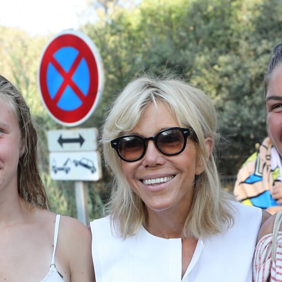 Emmanuel Macron et Brigitte Macron viennent à la rencontre des nombreux vacanciers devant le Fort de Brégançon à Bormes-les-Mimosas, France, le 7 août 2018. Le couple présidentiel prend le temps d'échanger, de faire des photos et de saluer les nombreuses personnes venues devant le portail du fort. © Dominique Jacovides - Cyril Moreau/Bestimage