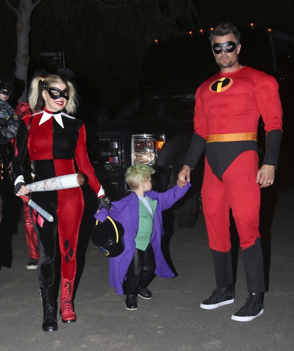 Fergie, Josh Duhamel et son fils Axl Jack sont déguisés pour Halloween dans les rues de Brentwood, le 31 octobre 2016