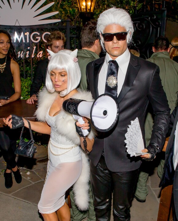 Fergie et son mari Josh Duhamel, en costume Karl Lagerfeld et Chanel, arrivent à la soirée Halloween 'Casamigos Tequila' à Los Angeles, le 30 octobre 2015 @ CPA/Bestimage
