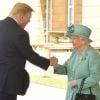 Donald Trump serre la main de la reine Elizabeth II lors des cérémonies de bienvenue au palais de Buckingham le 3 juin 2019, au premier jour de sa visite officielle en Grande-Bretagne.