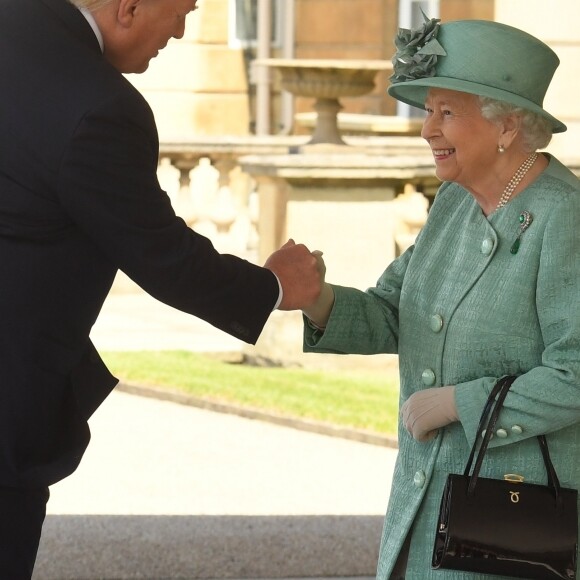 Donald Trump serre la main de la reine Elizabeth II lors des cérémonies de bienvenue au palais de Buckingham le 3 juin 2019, au premier jour de sa visite officielle en Grande-Bretagne.