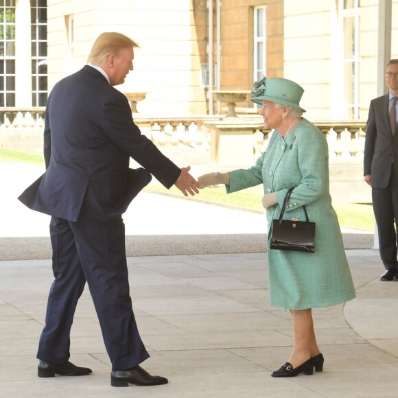 Donald Trump serre la main de la reine Elizabeth II lors des cérémonies de bienvenue au palais de Buckingham le 3 juin 2019, au premier jour de sa visite officielle en Grande-Bretagne.