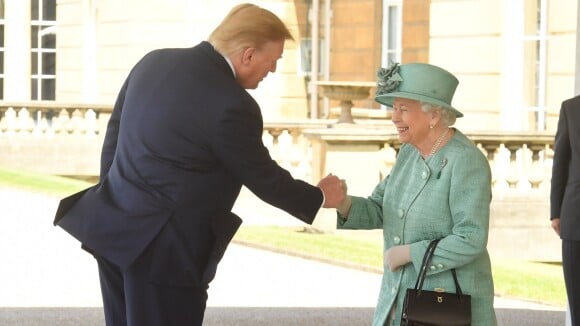 Donald Trump, un "check" avec Elizabeth II ? La poignée de main qui buzze...