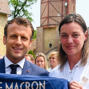 Le président Emmanuel Macron, Corinne Diacre, entraineure - Le président de la République et sa femme au Centre national de Football de Clairefontaine pour déjeuner avec l'équipe de France féminine le 4 juin 2019. © Pierre Perusseau / Bestimage