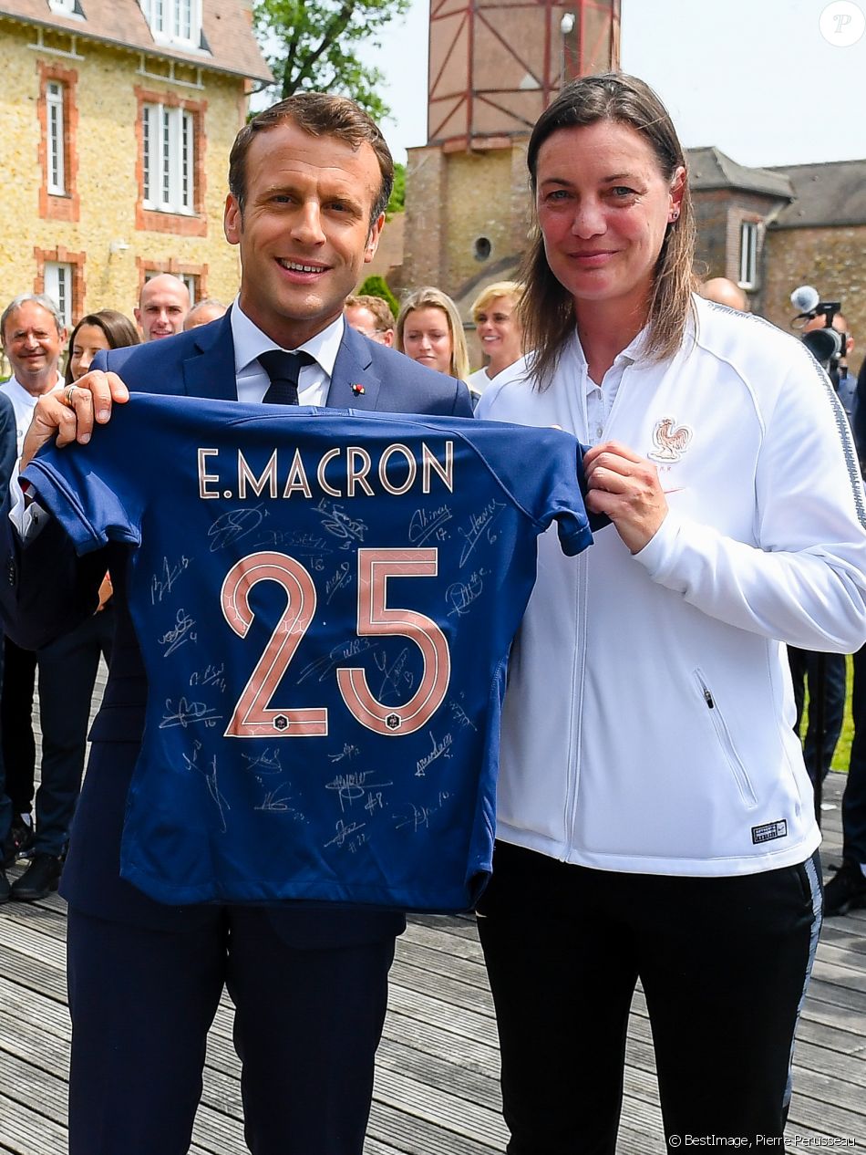 Le President Emmanuel Macron Corinne Diacre Entraineure Le President De La Republique Et Sa Femme Au Centre National De Football De Clairefontaine Pour Deje Purepeople