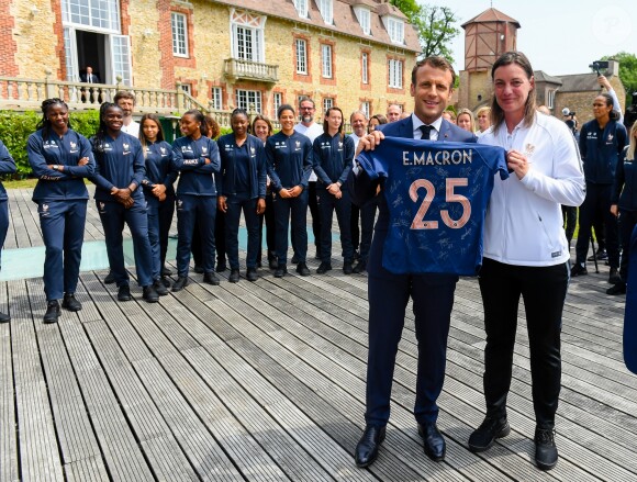 Le président Emmanuel Macron, Corinne Diacre, entraineure - Le président de la République et sa femme au Centre national de Football de Clairefontaine pour déjeuner avec l'équipe de France féminine le 4 juin 2019. © Pierre Perusseau / Bestimage