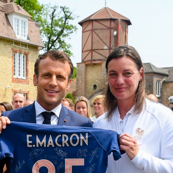 Le président Emmanuel Macron, Corinne Diacre, entraineure - Le président de la République et sa femme au Centre national de Football de Clairefontaine pour déjeuner avec l'équipe de France féminine le 4 juin 2019. © Pierre Perusseau / Bestimage