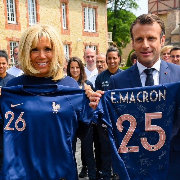 La première dame Brigitte Macron, le président Emmanuel Macron - Le président de la République et sa femme au Centre national de Football de Clairefontaine pour déjeuner avec l'équipe de France féminine le 4 juin 2019. © Pierre Perusseau / Bestimage