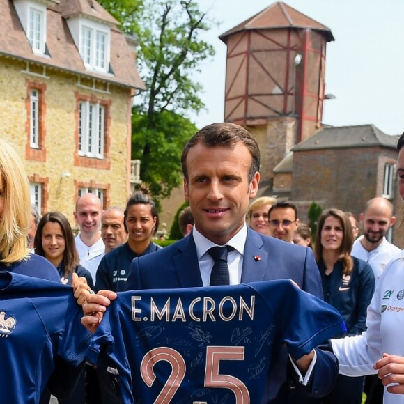 Amandine Henry , la première dame Brigitte Macron, le président Emmanuel Macron, Corinne Diacre, entraineure - Le président de la République et sa femme au Centre national de Football de Clairefontaine pour déjeuner avec l'équipe de France féminine le 4 juin 2019. © Pierre Perusseau / Bestimage