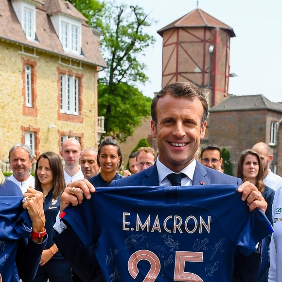 La première dame Brigitte Macron, le président Emmanuel Macron, Corinne Diacre, entraineure - Le président de la République et sa femme au Centre national de Football de Clairefontaine pour déjeuner avec l'équipe de France féminine le 4 juin 2019. © Pierre Perusseau / Bestimage