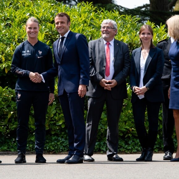 Noël Le Graët, président de la FFF, Amandine Henry , le président Emmanuel Macron, Roxana Maracineanu, ministre des sports, La première dame Brigitte Macron - Le président de la République et sa femme au Centre national de Football de Clairefontaine pour déjeuner avec l'équipe de France féminine le 4 juin 2019. © Pierre Perusseau / Bestimage