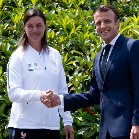 Corinne Diacre, entraineure, le président Emmanuel Macron - Le président de la République et sa femme au Centre national de Football de Clairefontaine pour déjeuner avec l'équipe de France féminine le 4 juin 2019. © Pierre Perusseau / Bestimage