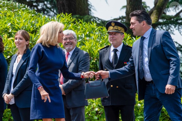 La première dame Brigitte Macron - Le président de la République et sa femme au Centre national de Football de Clairefontaine pour déjeuner avec l'équipe de France féminine le 4 juin 2019. © Pierre Perusseau / Bestimage
