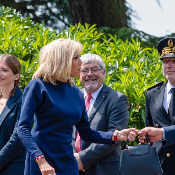 La première dame Brigitte Macron - Le président de la République et sa femme au Centre national de Football de Clairefontaine pour déjeuner avec l'équipe de France féminine le 4 juin 2019. © Pierre Perusseau / Bestimage