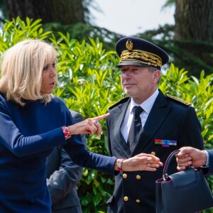 La première dame Brigitte Macron - Le président de la République et sa femme au Centre national de Football de Clairefontaine pour déjeuner avec l'équipe de France féminine le 4 juin 2019. © Pierre Perusseau / Bestimage