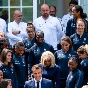 Le président Emmanuel Macron, la première dame Brigitte Macron - Le président de la République et sa femme au Centre national de Football de Clairefontaine pour déjeuner avec l'équipe de France féminine le 4 juin 2019. © Pierre Perusseau / Bestimage