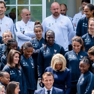 Le président Emmanuel Macron, la première dame Brigitte Macron - Le président de la République et sa femme au Centre national de Football de Clairefontaine pour déjeuner avec l'équipe de France féminine le 4 juin 2019. © Pierre Perusseau / Bestimage