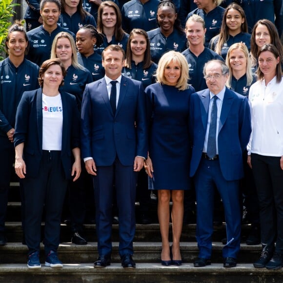 Le président Emmanuel Macron, Brigitte Macron, Roxana Maracineanu, ministre des sports, Noël Le Graët, président de la FFF, Corinne Diacre, entraineure, Amandine Henry - Le président de la République et sa femme au Centre national de Football de Clairefontaine pour déjeuner avec l'équipe de France féminine le 4 juin 2019. © Pierre Perusseau / Bestimage