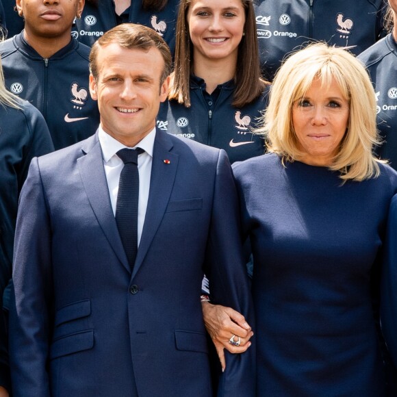 Le président Emmanuel Macron, la première dame Brigitte Macron, Noël Le Graët, président de la FFF - Le président de la République et sa femme au Centre national de Football de Clairefontaine pour déjeuner avec l'équipe de France féminine le 4 juin 2019. © Pierre Perusseau / Bestimage