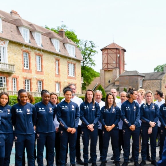 Le président Emmanuel Macron, Noël Le Graët, président de la FFF, Corinne Diacre, entraineure - Le président de la République et sa femme au Centre national de Football de Clairefontaine pour déjeuner avec l'équipe de France féminine le 4 juin 2019. © Pierre Perusseau / Bestimage