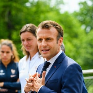 Le président Emmanuel Macron - Le président de la République et sa femme au Centre national de Football de Clairefontaine pour déjeuner avec l'équipe de France féminine le 4 juin 2019. © Pierre Perusseau / Bestimage