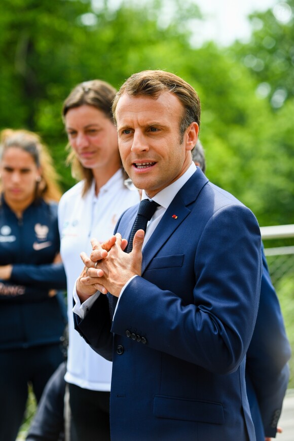 Le président Emmanuel Macron - Le président de la République et sa femme au Centre national de Football de Clairefontaine pour déjeuner avec l'équipe de France féminine le 4 juin 2019. © Pierre Perusseau / Bestimage