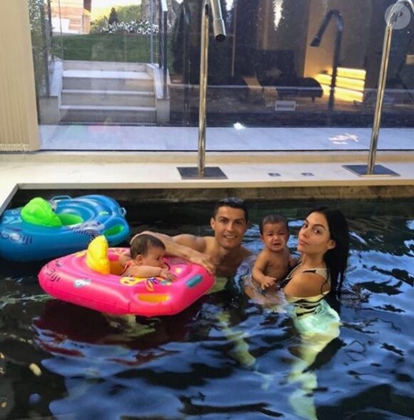 Cristiano Ronaldo se baigne dans la piscine de sa maison de Madrid avec sa compagne Georgina Rodriguez et ses jumeaux Eva et Mateo. Instagram, le 31 janvier 2018.