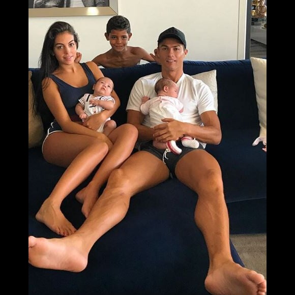 Cristiano Ronaldo pose avec ses jumeaux de deux mois, Eva et Mateo, son fils Cristiano Jr, 7 ans et sa compagne Georgina Rodriguez (enceinte). Instagram, le 27 août 2017.