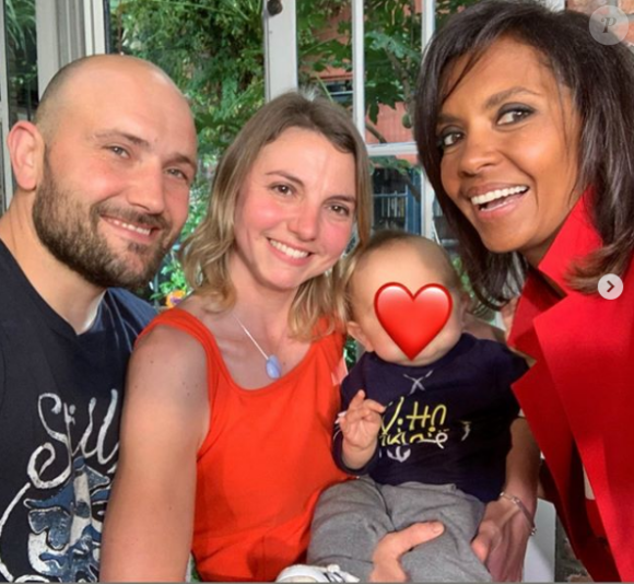 Karine Le Marchand prend la pose avec l'agricultrice Nathalie, son amoureux Victor rencontré dans "L'amour est dans le pré" saison 12... et leur bébé ! Une jolie photo de famille publiée le 5 juin 2019 sur Instagram.