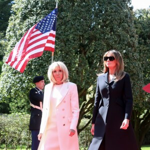Les premières dames Brigitte Macron et Melania Trump - 75ème anniversaire du débarquement - Cérémonie franco - américaine au cimetière américain de Colleville sur Mer le 6 juin 2019. Défilé aérien franco-américain depuis la table d'orientation d'Omaha Beach, face à la mer. © Stéphane Lemouton / Bestimage
