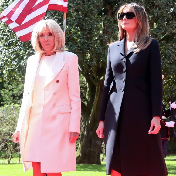 Les premières dames Brigitte Macron et Melania Trump - 75ème anniversaire du débarquement - Cérémonie franco - américaine au cimetière américain de Colleville sur Mer le 6 juin 2019. Défilé aérien franco-américain depuis la table d'orientation d'Omaha Beach, face à la mer. © Stéphane Lemouton / Bestimage