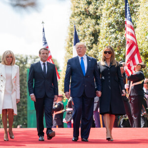 Le président français Emmanuel Macron et sa femme Brigitte, le président des Etats-Unis Donald Trump et sa femme Melania - Commémorations au cimetière américain lors du 75ème anniversaire du débarquement en Normandie. Le 6 juin 2019.