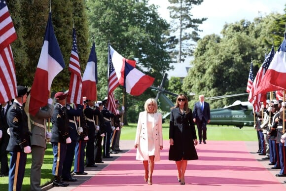 Les premières dames Brigitte Macron et Melania Trump lors de la cérémonie franco - américaine au cimetière américain de Colleville sur Mer le 6 juin 2019 dans le cadre du 75ème anniversaire du débarquement. © Stéphane Lemouton / Bestimage